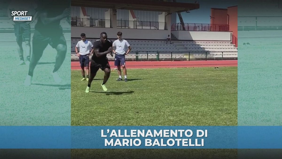 Balotelli a lavoro in campo: lo scatto dell'attaccante