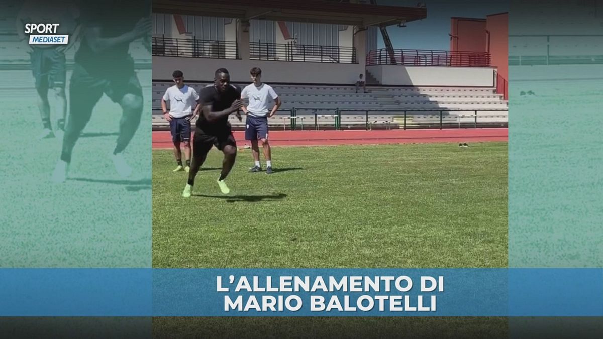 Balotelli a lavoro in campo: lo scatto dell'attaccante
