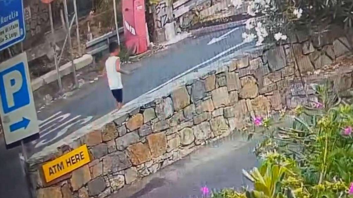 Un fermo immagine tratto da un video mostra il piccolo Alan mentre si allontana dal camping di Ventimiglia