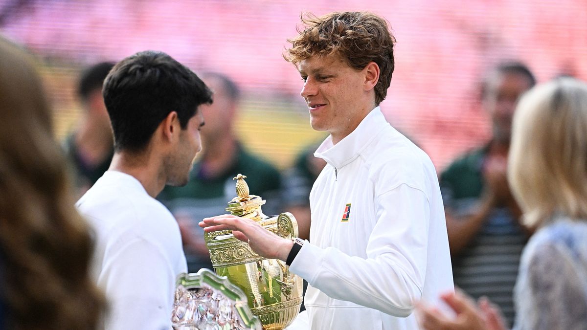 Jannik Sinner e Carlos Alcaraz durante la cerimonia di premiazione di Wimbledon 