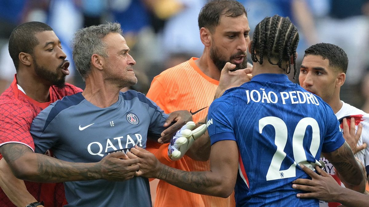 Luis Enrique e Joao Pedro a contatto 