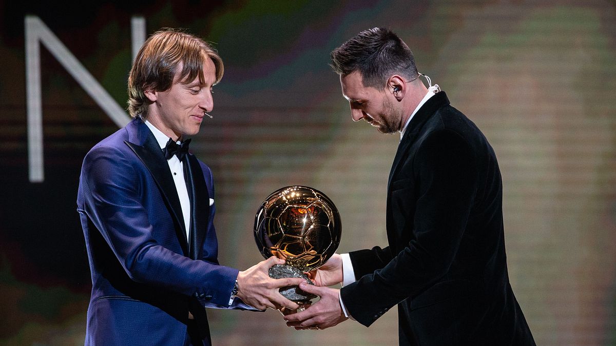 MILAN 13: Modric, Kakà, Ronaldinho, Shevchenko, Ronaldo, Rivaldo, Weah, Baggio, Van Basten, Papin, Gulit, Rossi, Rivera