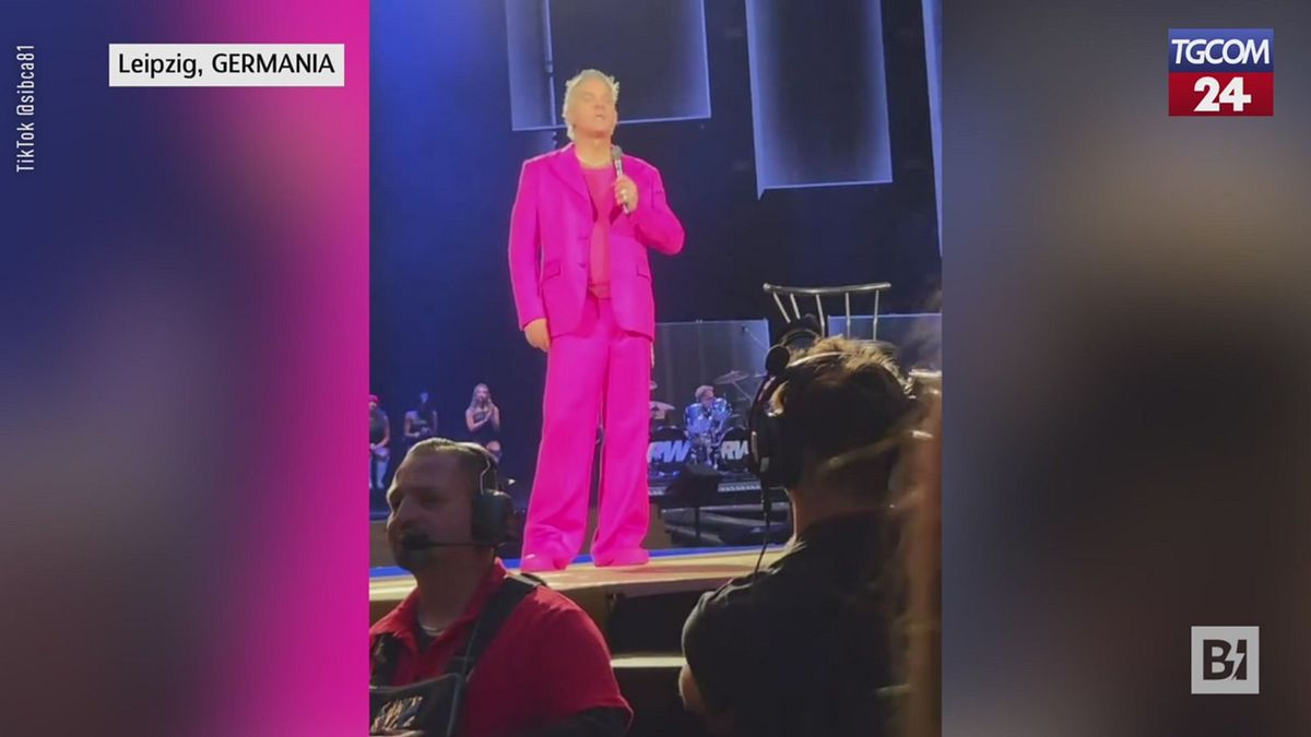 Robbie Williams commuove il pubblico parlando dei suoi genitori