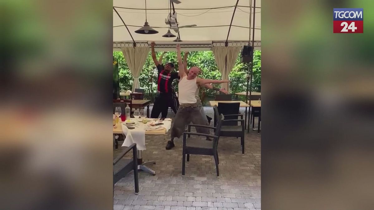 Brescia, il corpo di ballo di Marco Mengoni improvvisa al ristorante