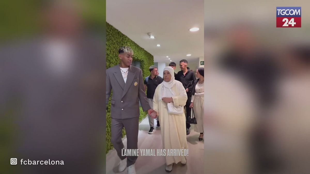 Yamal rinnova il contratto con il Barcellona: l'arrivo con la nonna Fatima