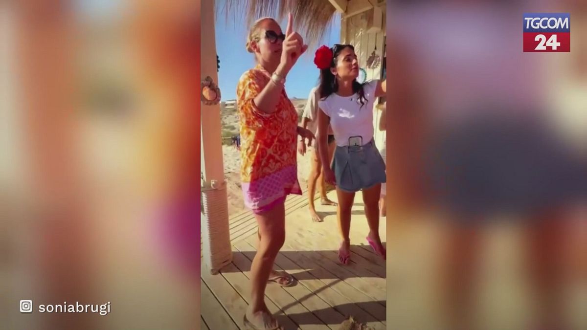 Sonia Bruganelli cameriera per un giorno a Formentera