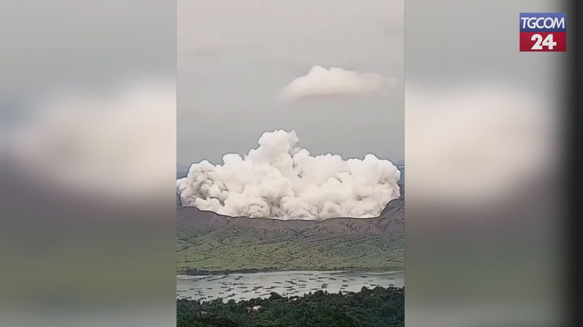 Filippine, il momento dell'eruzione del vulcano Taal