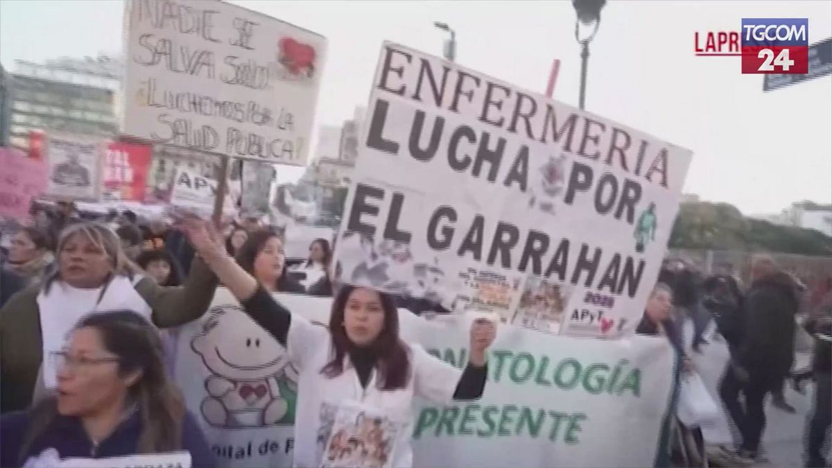 L'Argentina scende in piazza contro i tagli alla sanità