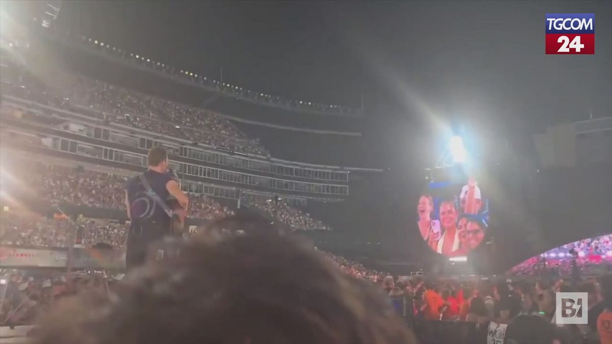 Altra kiss cam al concerto dei Coldplay: "Voi due siete una coppia legittima?"