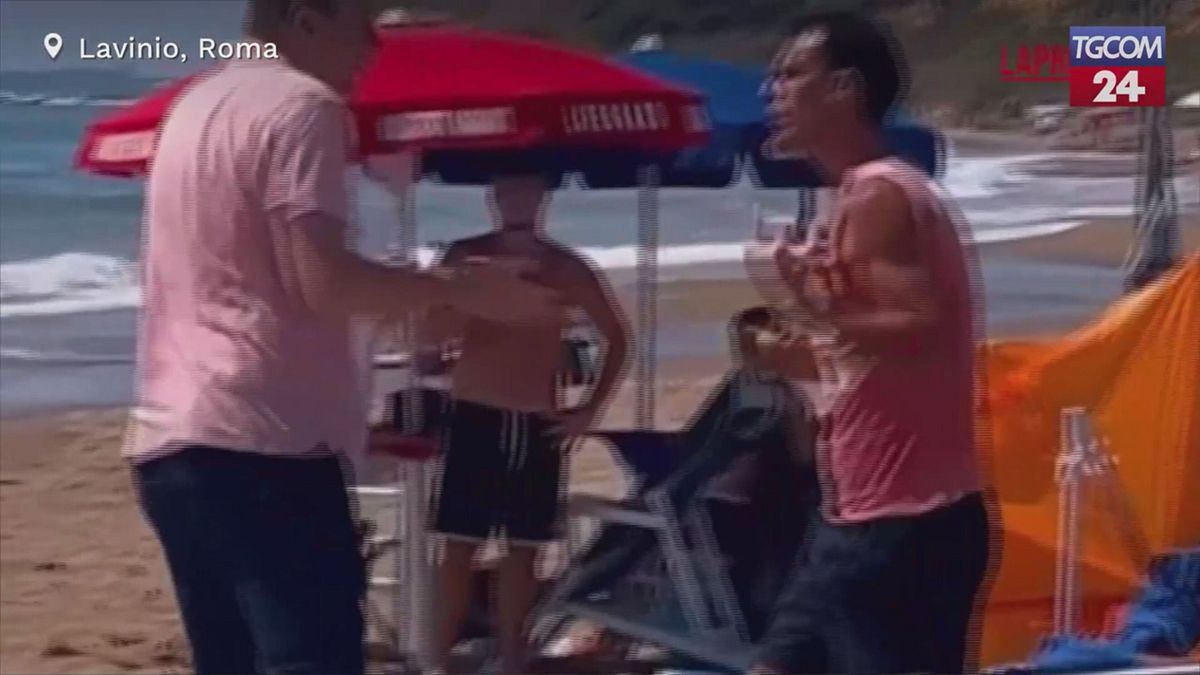 Rimuove cartello "spiaggia privata", Hallissey ( Europa) aggredito sul litorale romano