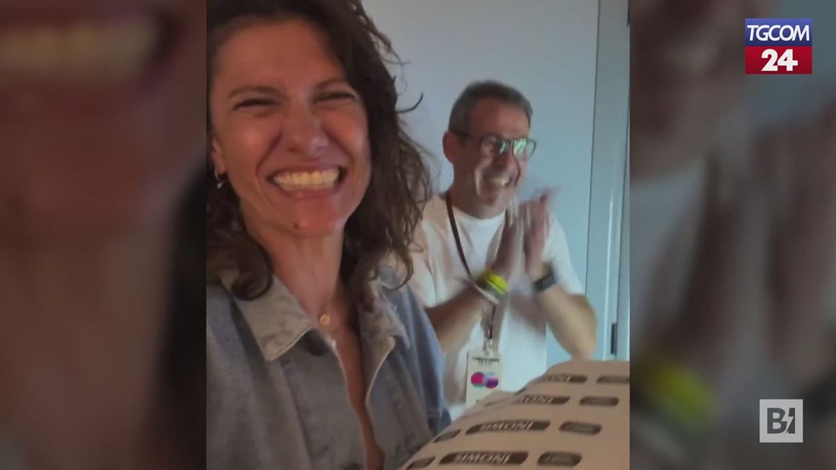 Elisa, dopo l'esibizione con Cremonini arriva un regalo gustosissimo