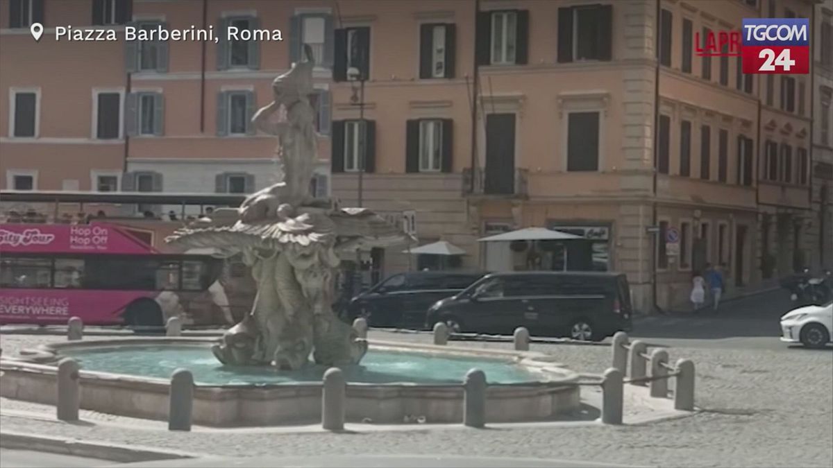 Caldo torrido a Roma, uomo si tuffa nella Fontana del Tritone