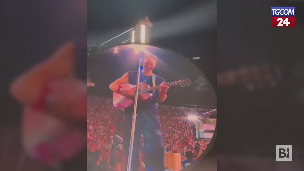 I Coldplay e la kiss cam, questa volta Chris Martin prende "precauzioni"