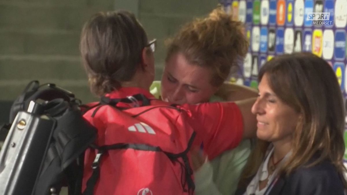 DICH GIRELLI IN LACRIME E CANTORE POST ITALIA-INGHILTERRA DICH