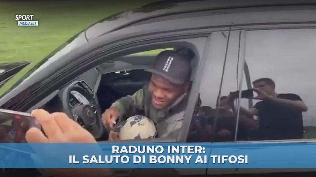 Raduno Inter: il saluto di Bonny ai tifosi