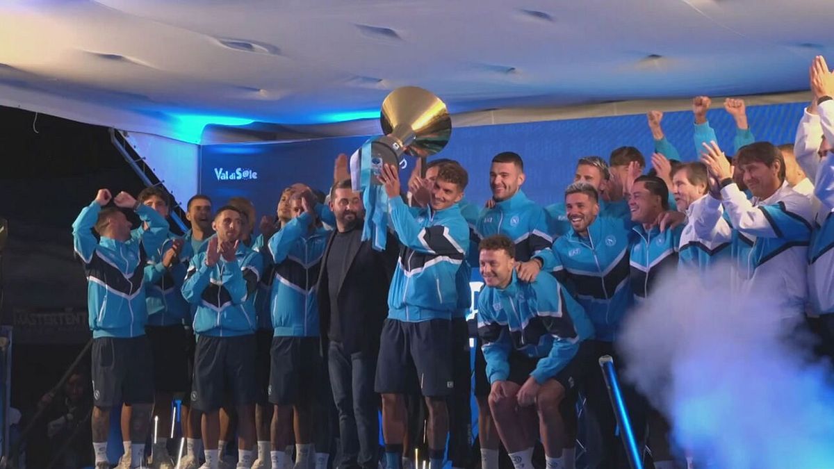Napoli, festa in piazza