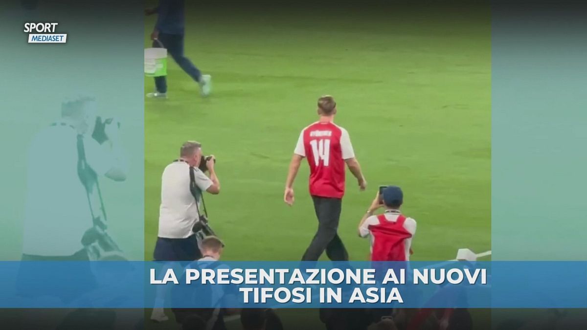 Gyökeres fa impazzire i tifosi dell'Arsenal a Singapore