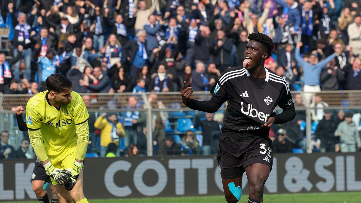 Como - Napoli 2-1 (23/02/25) 26° giornataUn gol di Diao a un quarto d'ora dalla fine condanna il Napoli: gli azzurri vengono scavalcati in classifica dall'Inter, che nel frattempo vince in casa contro il Genoa. Ora sono i nerazzurri in testa. 