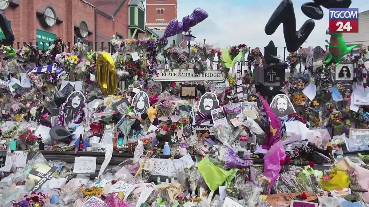 Birmingham, migliaia di fan per l'ultimo saluto a Ozzy Osbourne