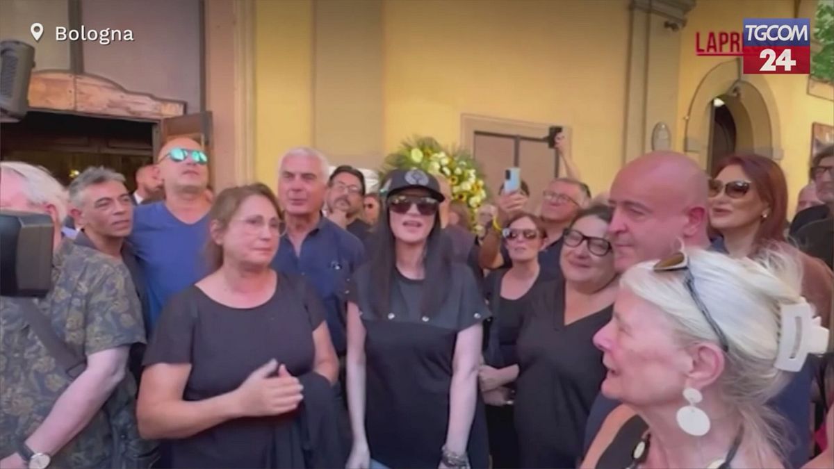 Celso Valli, Laura Pausini canta "Volare" al funerale