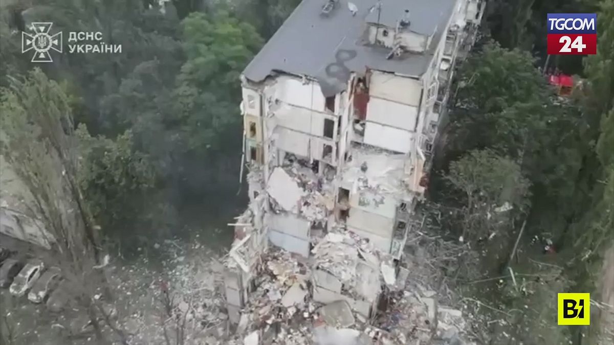 Ucraina, morti e feriti a Kiev in raid russo: i soccorsi nel palazzo sventrato