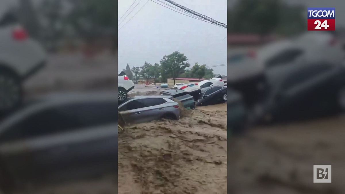 Piogge torrenziali a Pechino, strade come fiumi e auto spazzate via