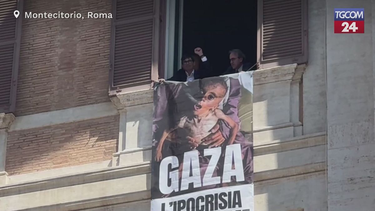 Gaza, striscione Avs sulla facciata di Montecitorio: "L'ipocrisia uccide come la fame"