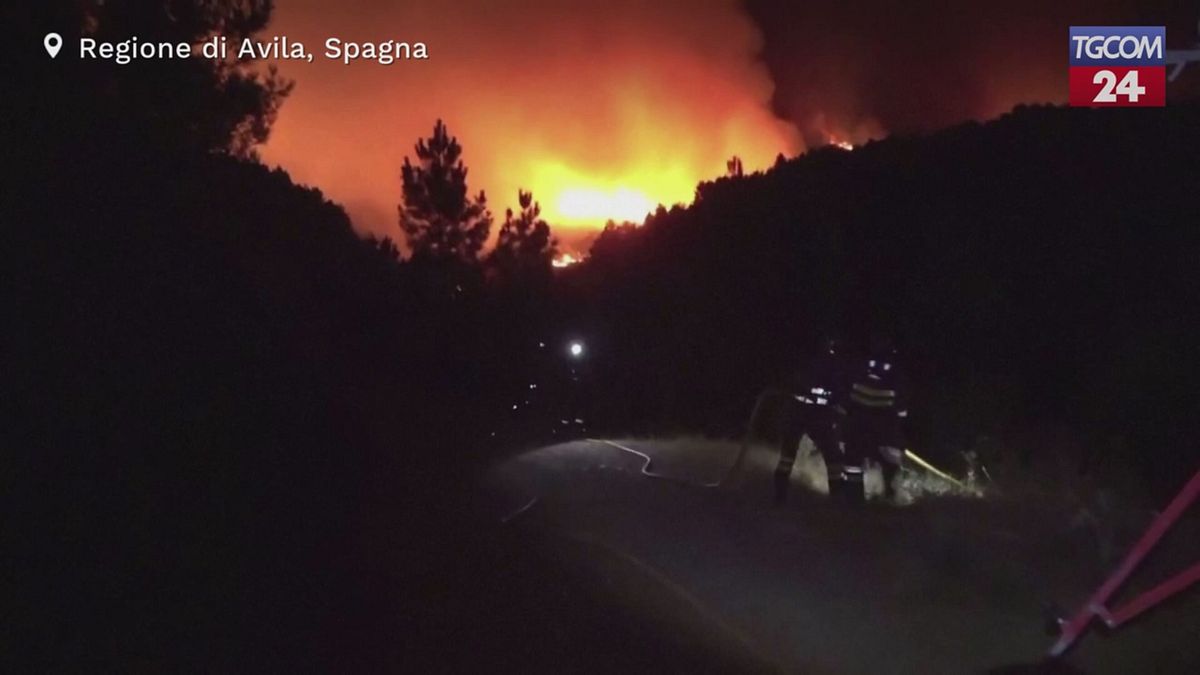 Spagna, incendi nella regione di Avila: vigili del fuoco in azione