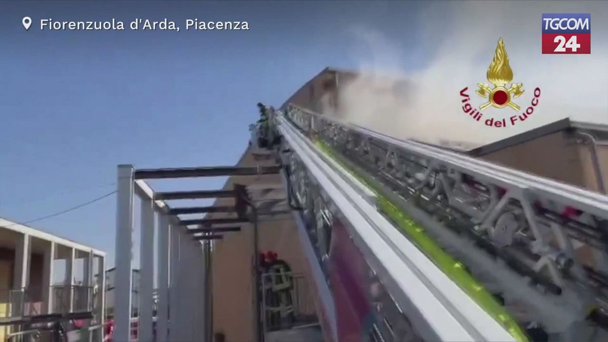 Piacenza, incendio al palazzo dello sport di Fiorenzuola d'Arda
