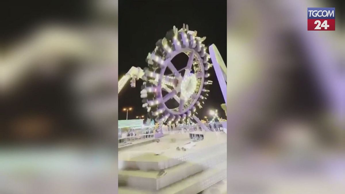 Arabia Saudita, paura in un parco divertimenti: giostra "360 gradi" si spezza all'improvviso