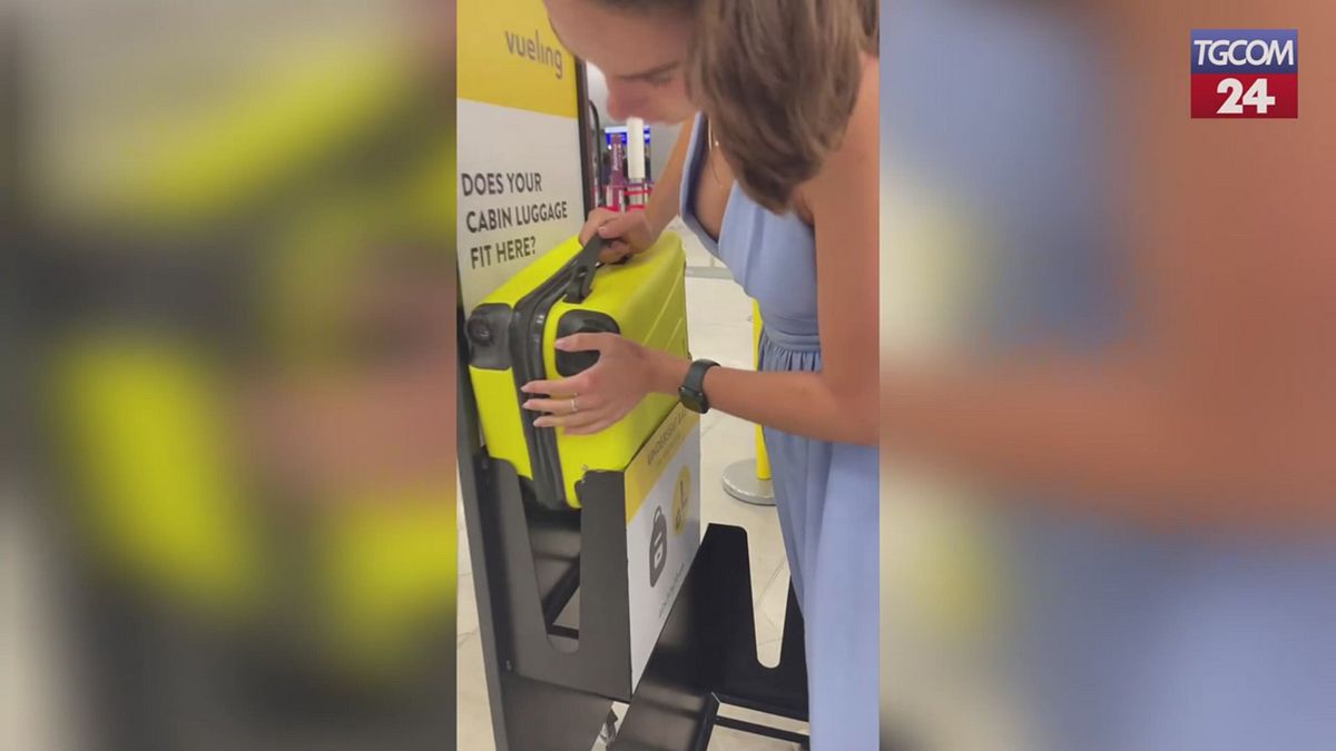 Bagaglio troppo grande? Passeggera lo incastra a forza per evitare il sovrapprezzo: il video è virale