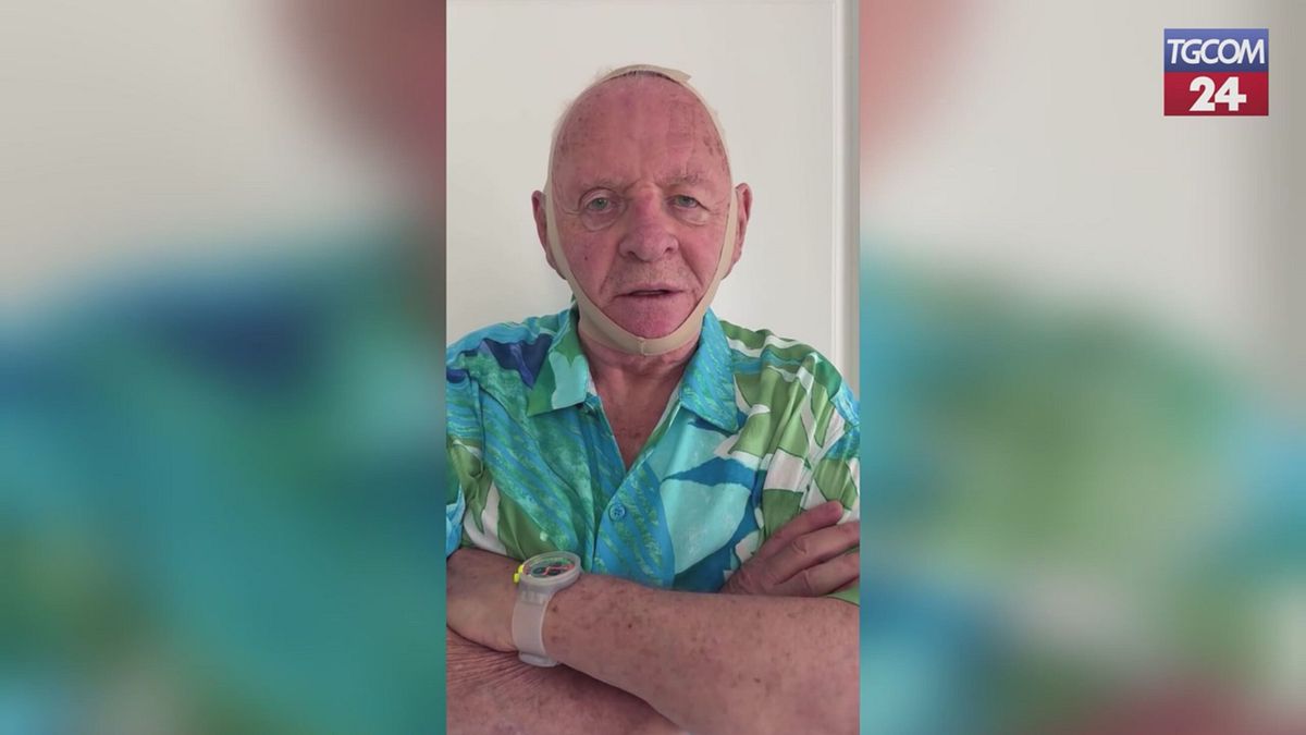 Kim Kardashian lancia la maschera modellante per il viso: l'ironia di Anthony Hopkins