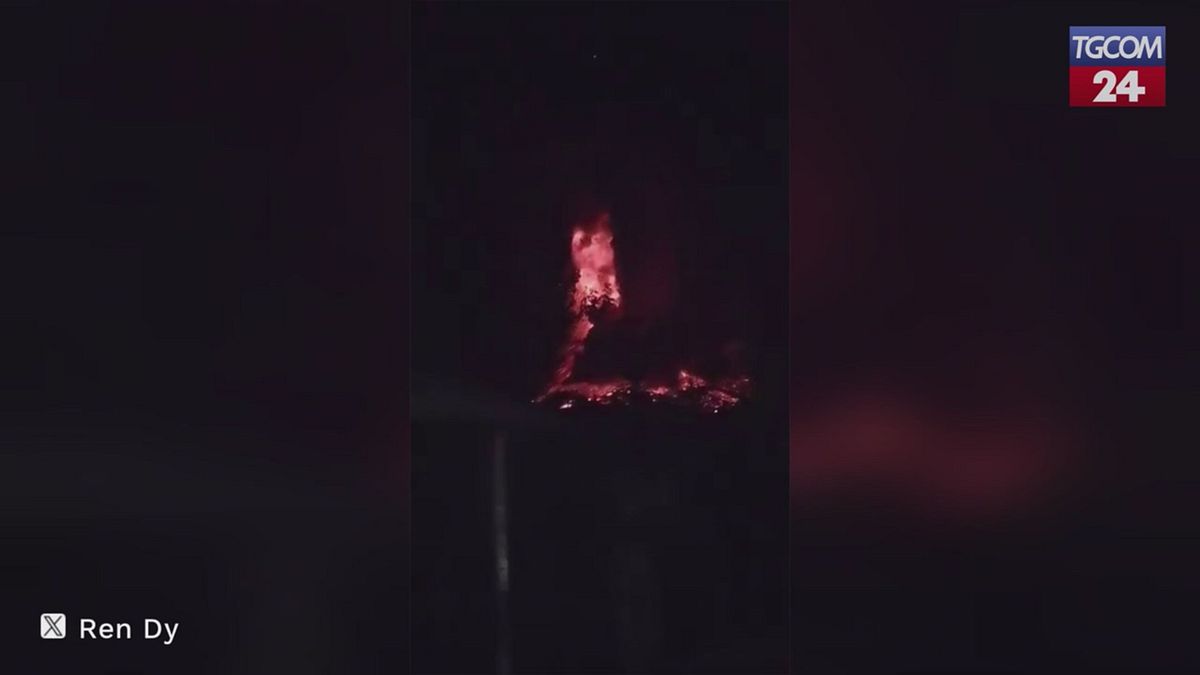 Indonesia, erutta il vulcano Lewotobi Laki-Laki: cenere fino a 10 km e fulmini nel cielo