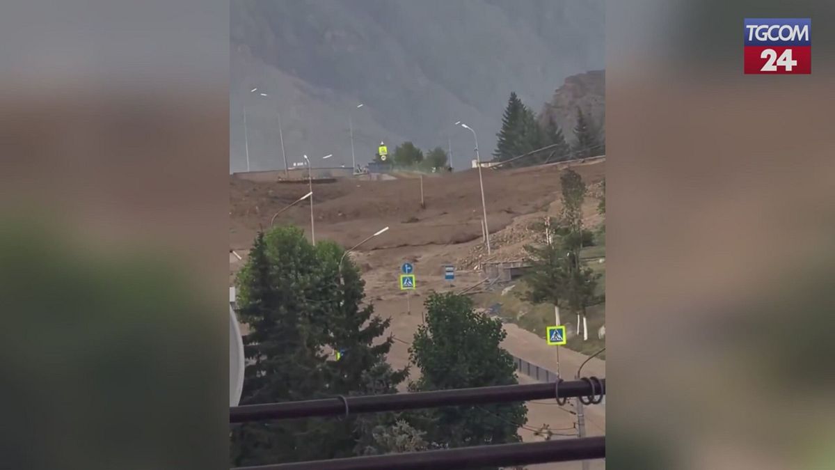 Russia, impressionante colata di fango dal monte Elbrus