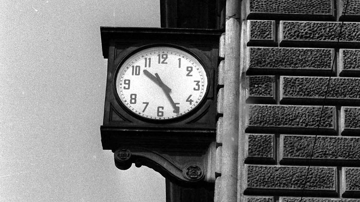Strage di Bologna, 2 agosto 1980. La foto simbolo dell'rologio fermo alle 10:25