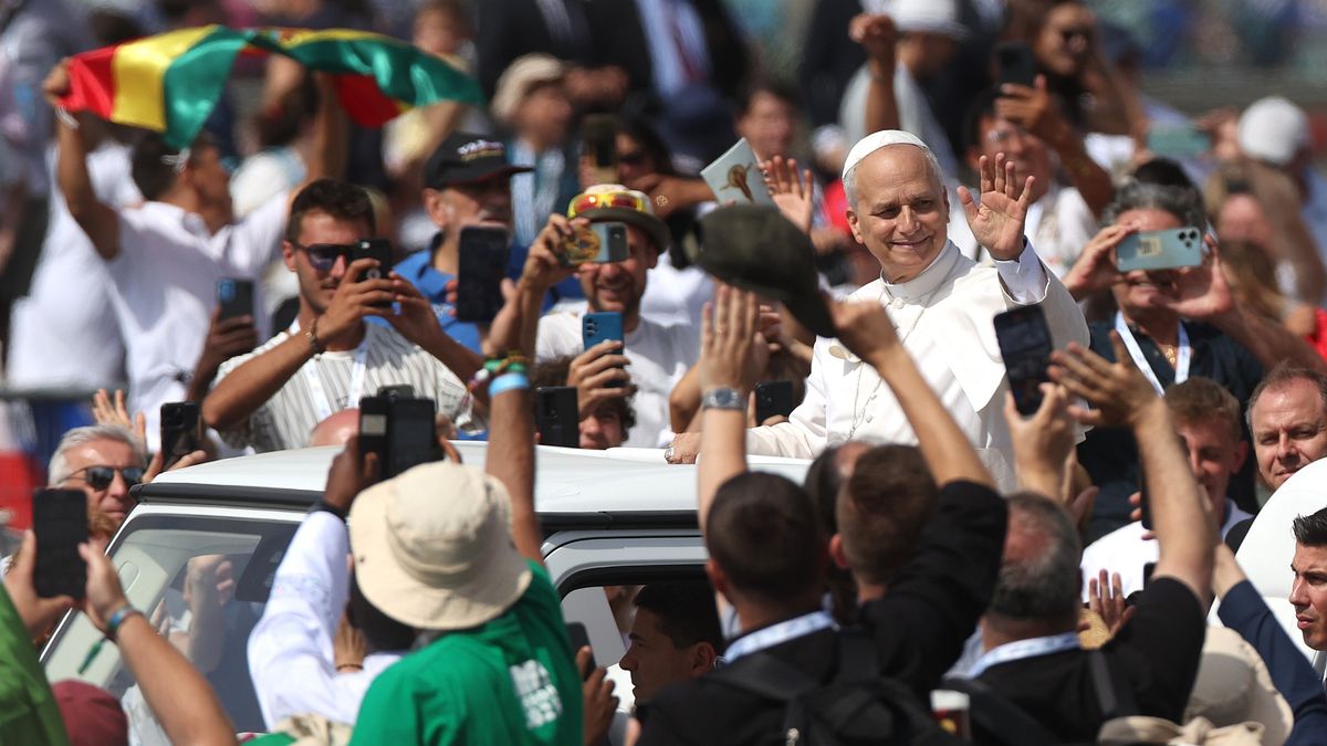 Papa Leone XIV saluta le migliaia di giovani pellegrini, suore e sacerdoti accorsi da tutto il mondo per celebrare la settimana del Giubileo della gioventù 2025
