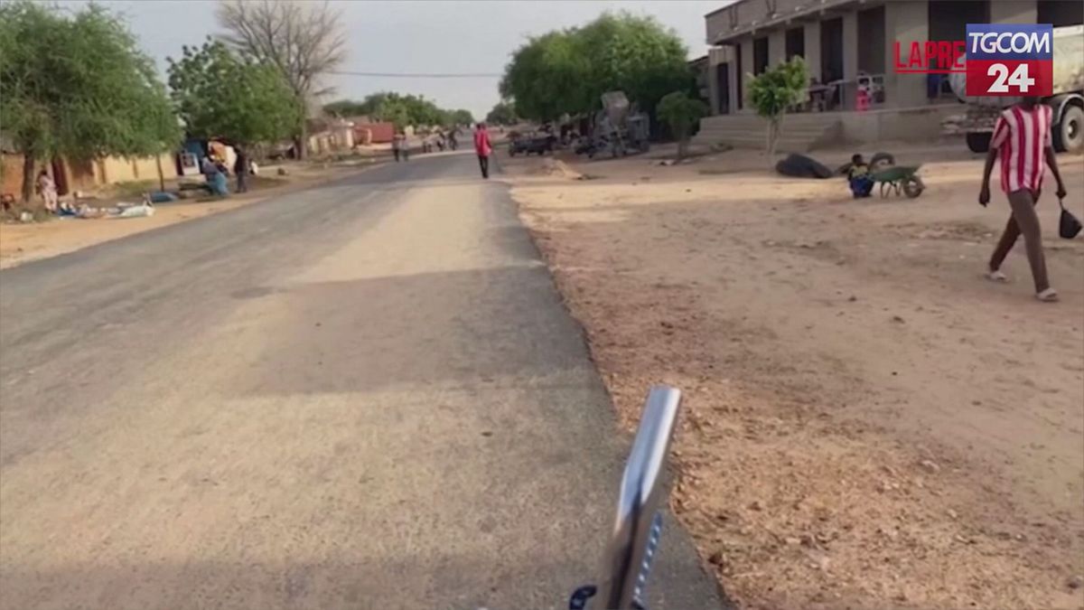 Sudan, migliaia di persone costrette a mangiare cibo per animali