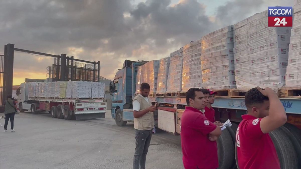 Gaza, camion di aiuti attraversano il valico di Rafah