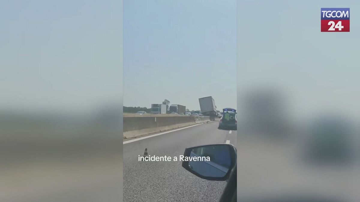 Incidente a Ravenna, camion in bilico sulla barriera spartitraffico
