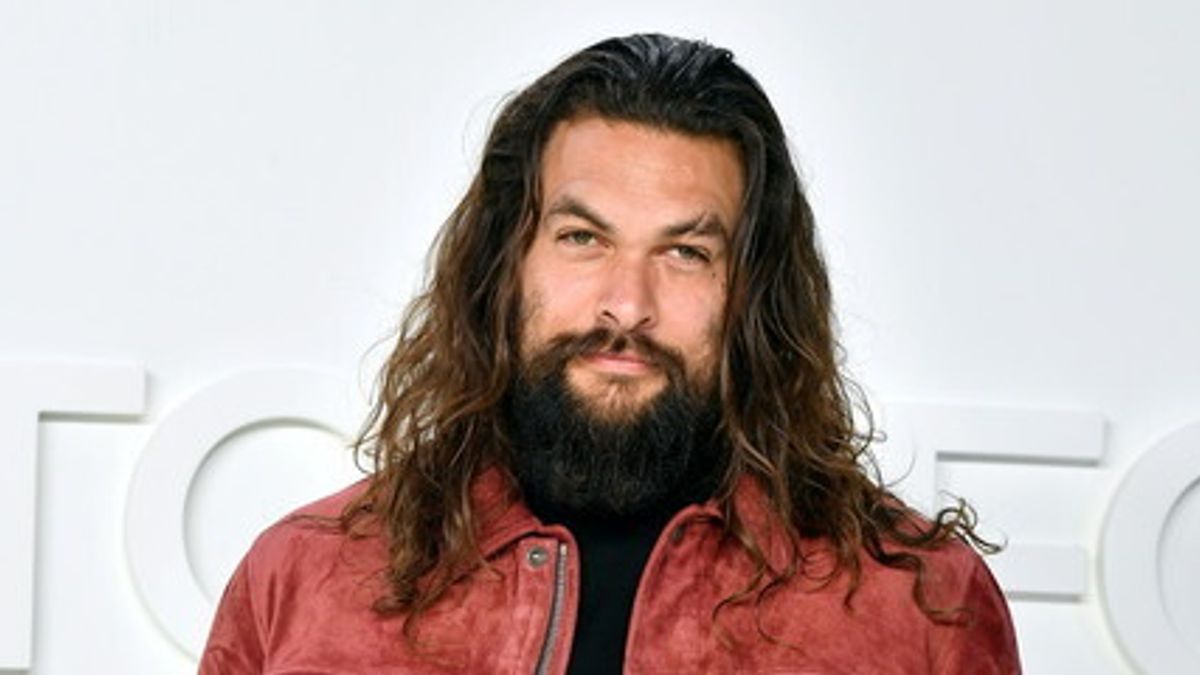 Stile 'gipsy' e lunghezze: quelle della barba e dei capelli di Jason Momoa (con gioco di sopracciglia)