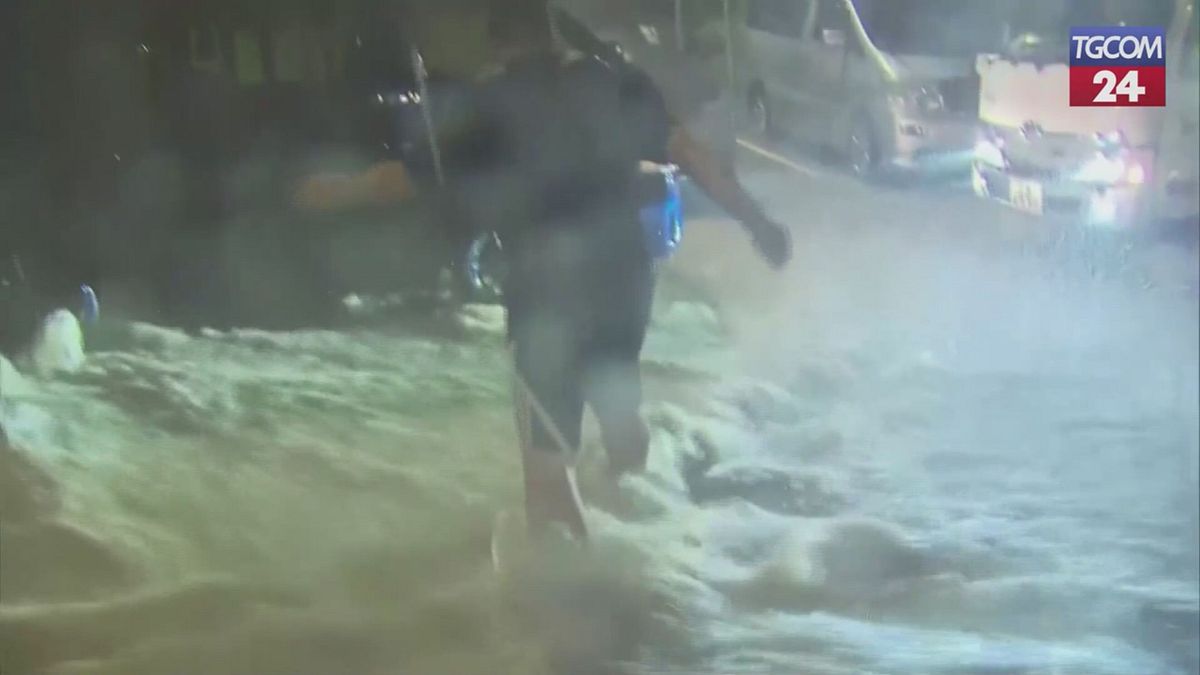 Violenta tempesta e strade allagate a Hong Kong: l'acqua arriva alle ginocchia