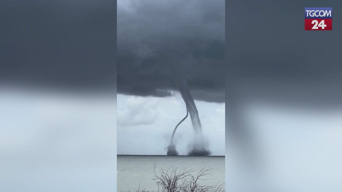 Spettacolo naturale sul Delta del Po: doppia tromba marina al largo di Goro