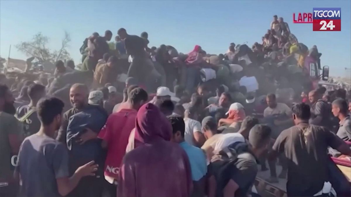 Gaza, folla si accalca sui camion che distribuiscono gli aiuti