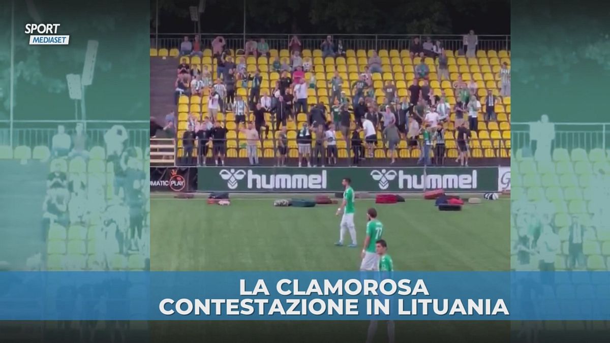 Protesta mai vista contro l'allenatore: valigie in campo