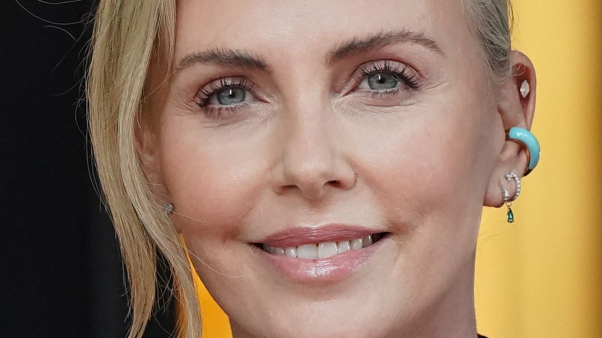 Charlize Theron regina di bellezza che non teme il tempo