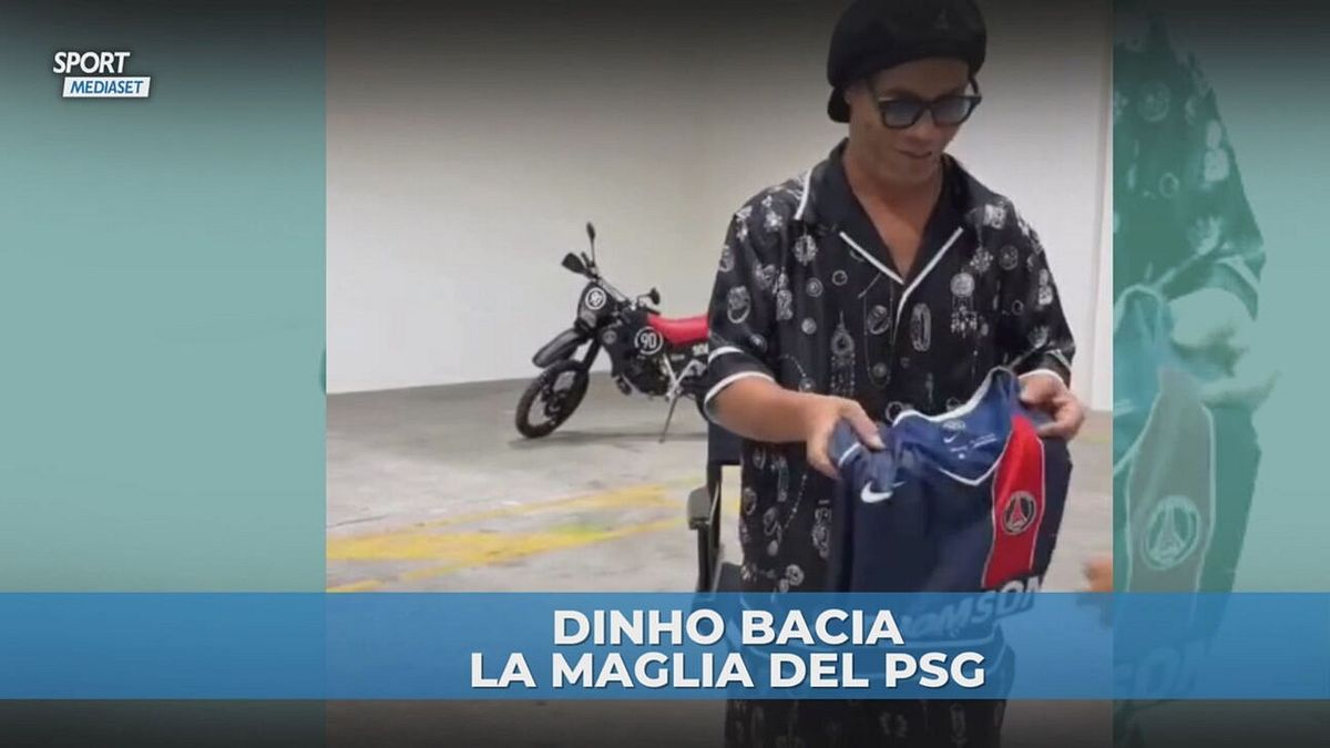 Ronaldinho "torna" al Psg per il lancio della maglia vintage