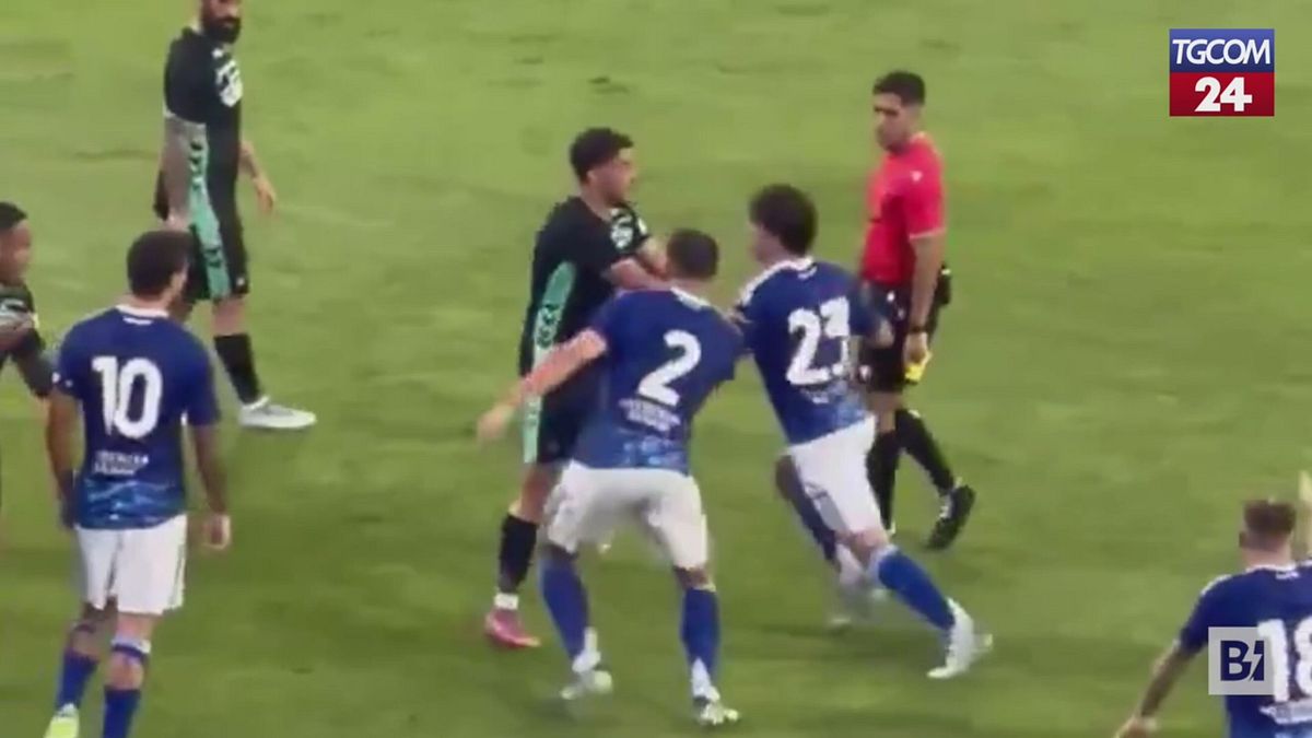 Rissa durante l'amichevole tra Betis e Como: in campo volano schiaffi e pugni