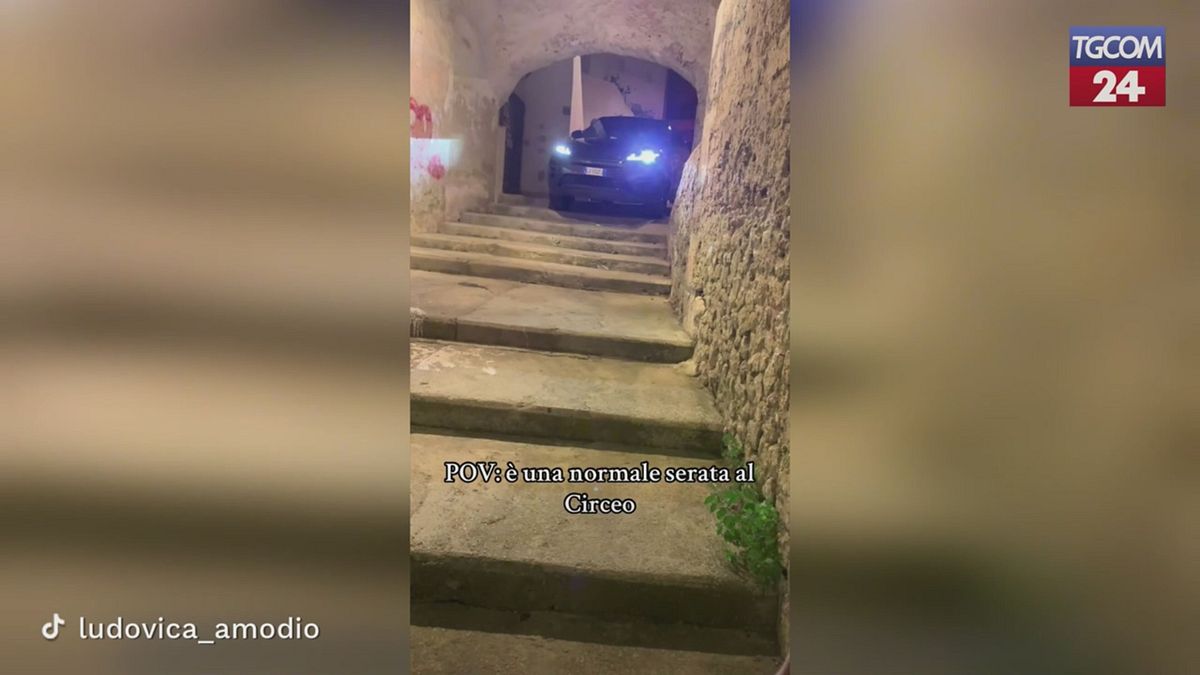 San Felice Circeo, suv finisce sulla scalinata del centro: la retromarcia è un disastro