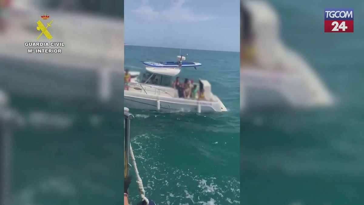 Spagna, il motoscafo sta per affondare: l'intervento della Guardia Civil