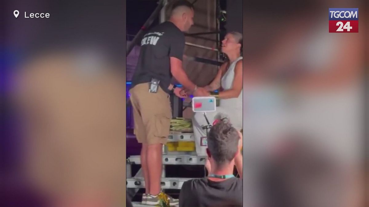 Alessandra Amoroso si sposa, proposta di matrimonio a sorpresa dopo il suo concerto